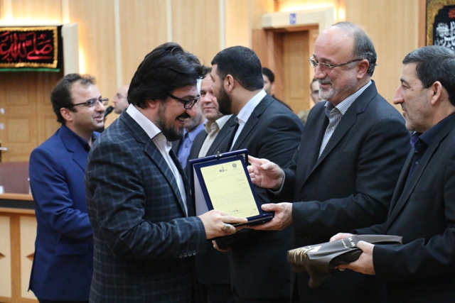 رييس شوراي شهر و شهردار لاهيجان به عنوان خادمان كتابخواني تجليل شدند